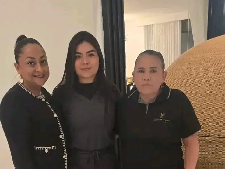 Tres integrantes del equipo de Logísticas Yahweh, dos de ellas con el polo negro con el logotipo de la empresa