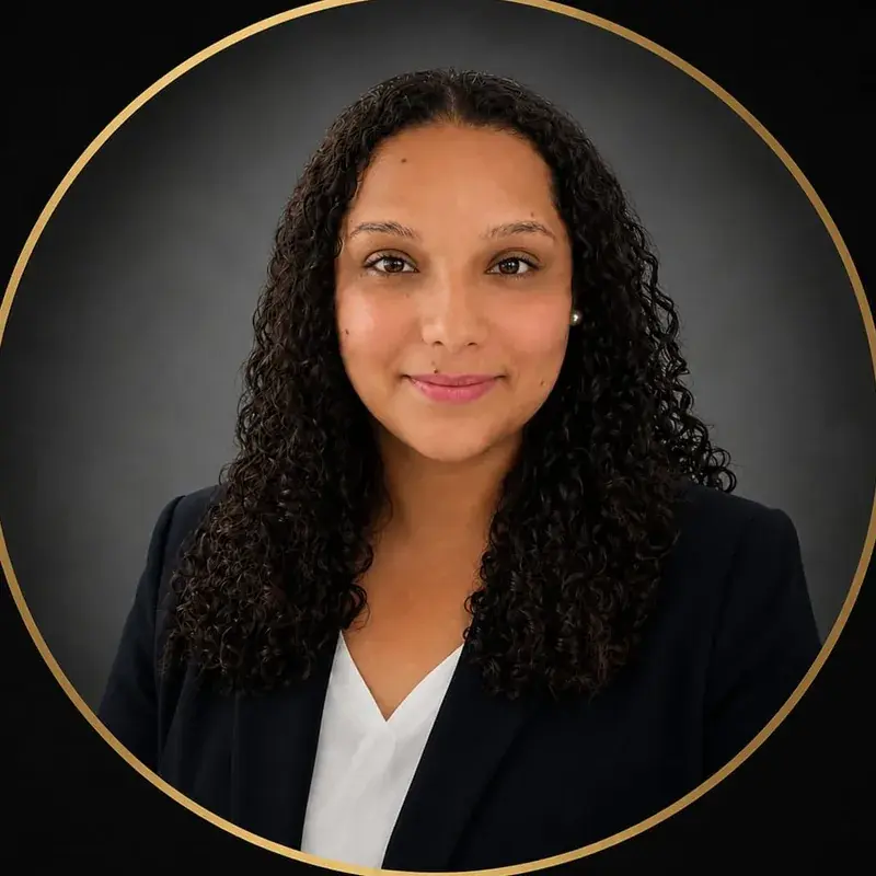 Retrato de Sthefany Alfaro Solís, CEO y fundadora de Logísticas Yahweh